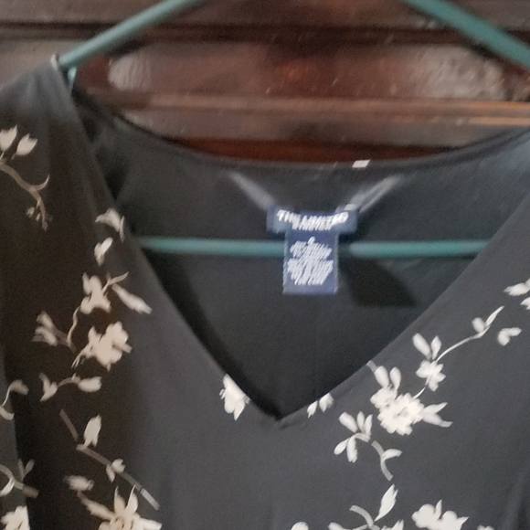 The limited v neck form fitting summer dress - Picture 3 of 4